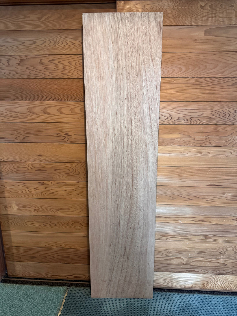 木の板を立てかけている