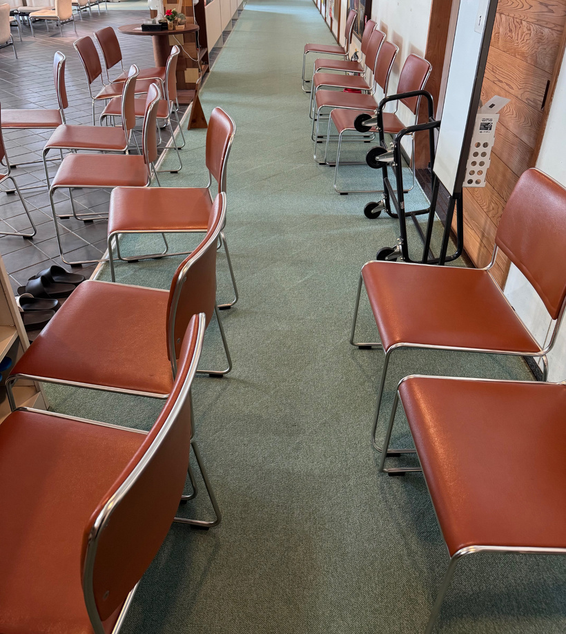 椅子を廊下に置いている