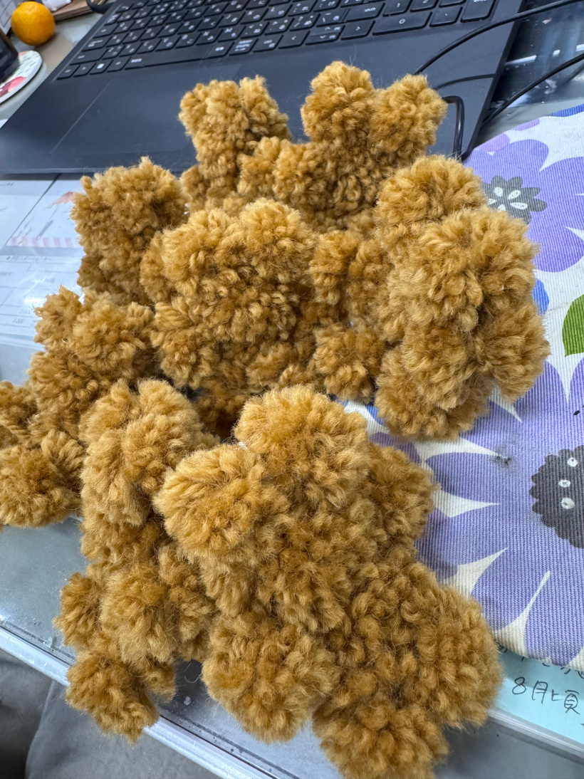 毛糸で出来た茶色のクマ