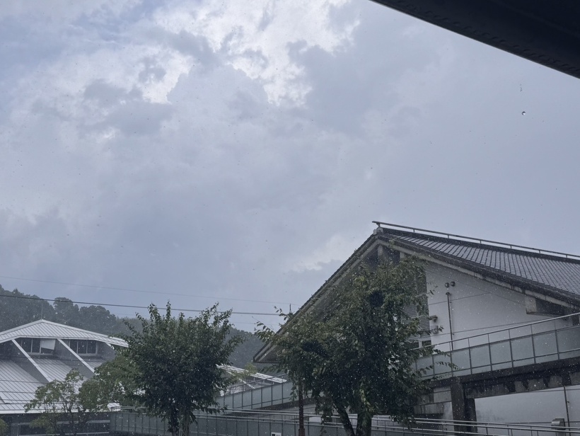 雨が降っている施設前の風景