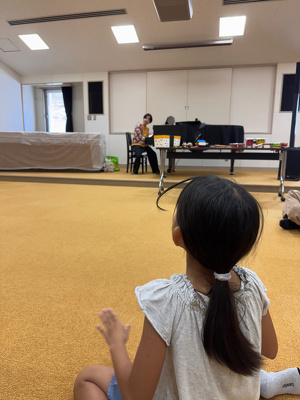 ピアノを弾いている人と聞いている人がいる