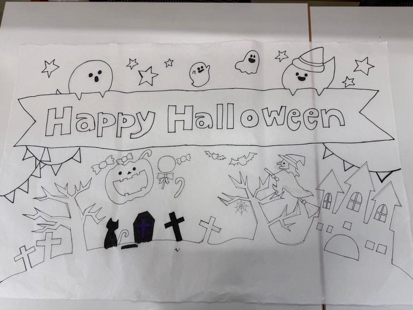 和紙にハロウィンの絵を下書きしている