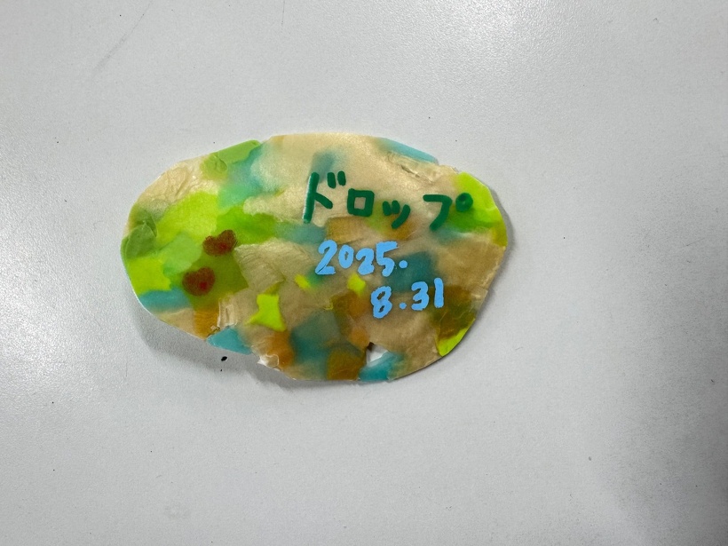 溶かしたプラスチックにドロップと日付を書いている