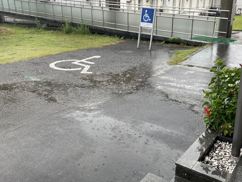 駐車場に水たまりができている