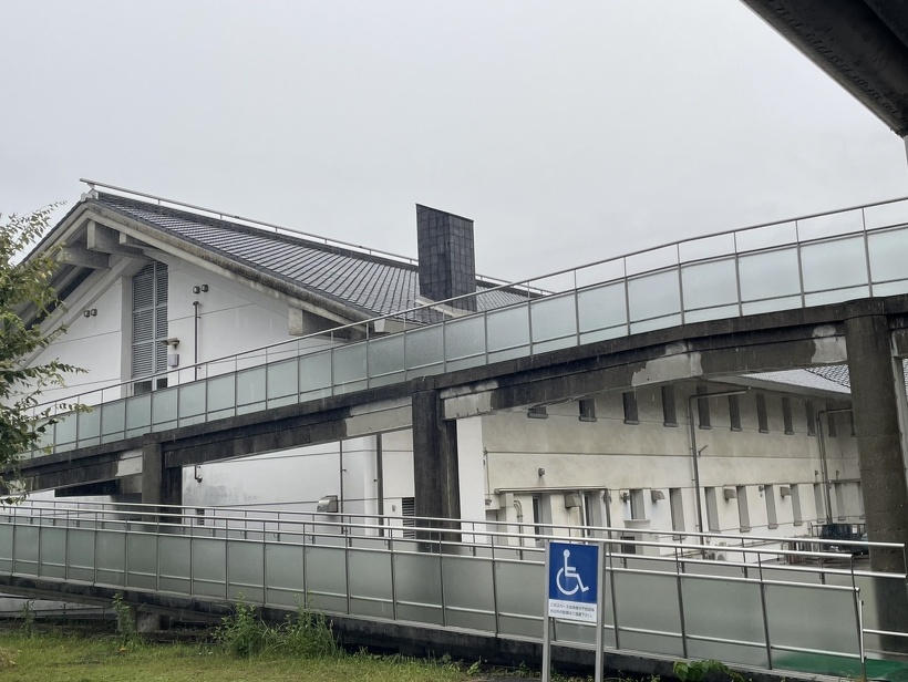 建物と雨と曇った空