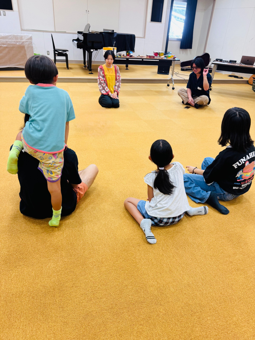 円になり座って話している