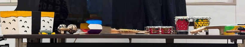 手作り楽器が机にならんでいる