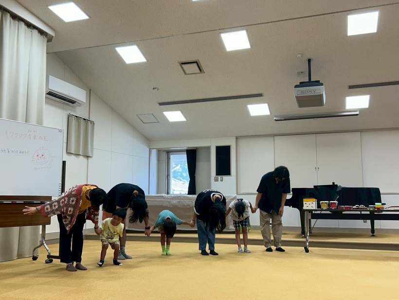 みんなで手をつないでお礼をしている