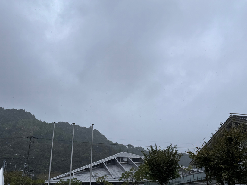 曇って雨が降っている