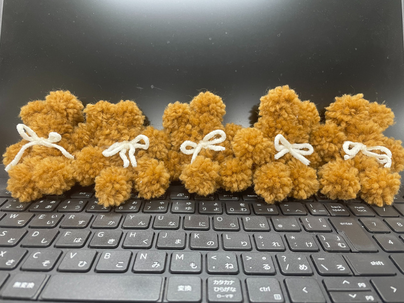 毛糸でできたクマたち