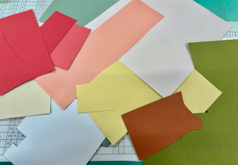 緑、茶、黄、赤の色画用紙