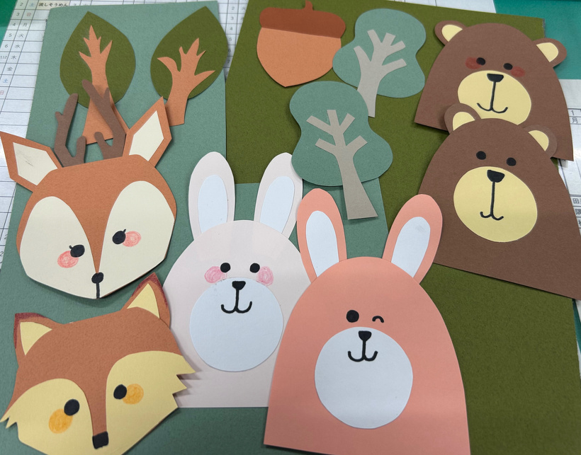 画用紙で作ったクマ、うさぎ、キツネ、鹿、どんぐり、木