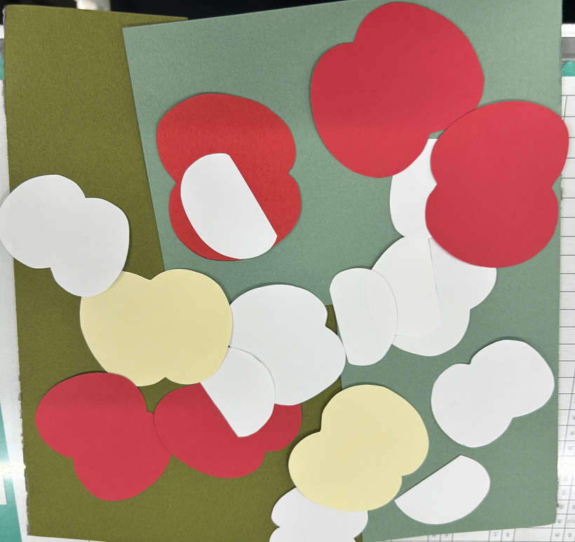 ダルマ型に切り抜いた赤、白、黄の画用紙