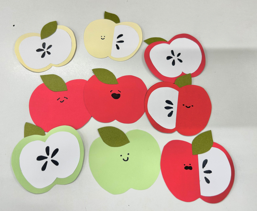 色画用紙で作った顔つきのりんごたち