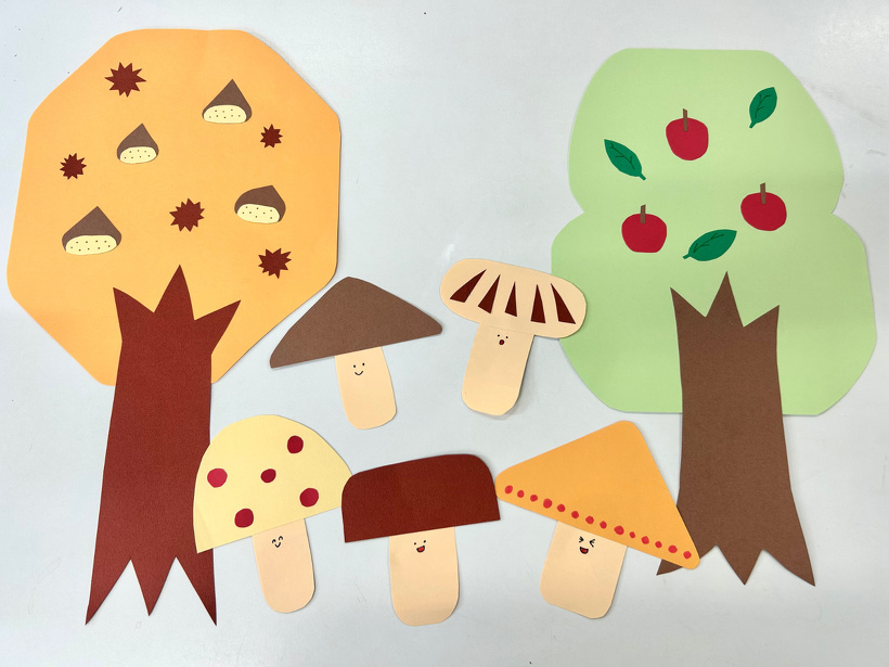 色画用紙で作った栗の木、りんごの木、顔が付いたキノコ5つ