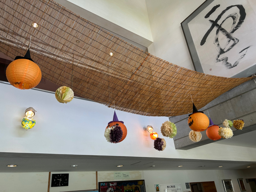 吹き抜け部分に吊るされたかぼちゃの飾り