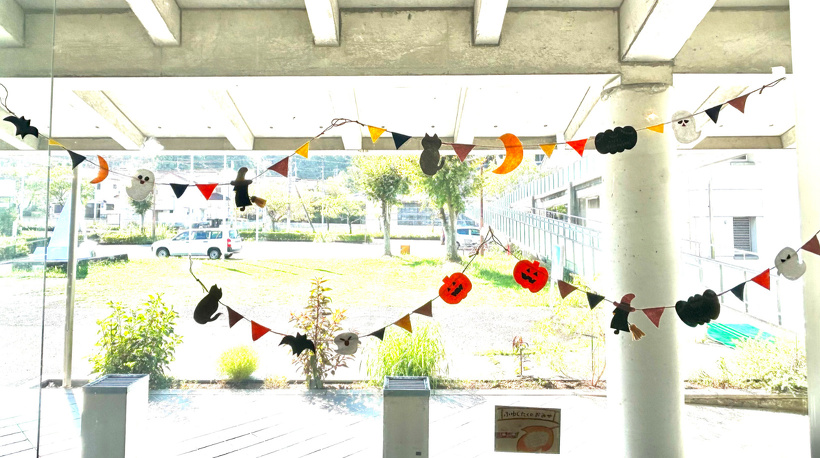 ガラスに貼り付けたハロウィンのガーランド4つ