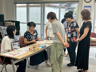 先生の説明を聞く参加者