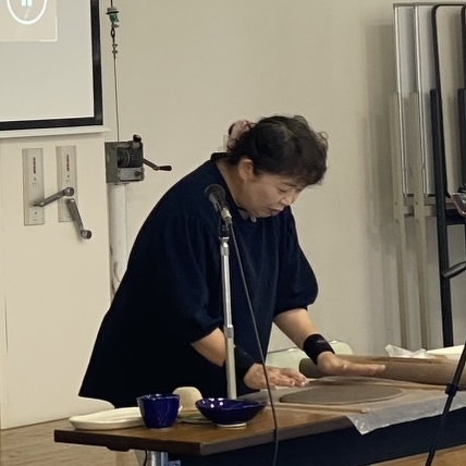 講師の濵田賀蓉先生が前で実演している様子。