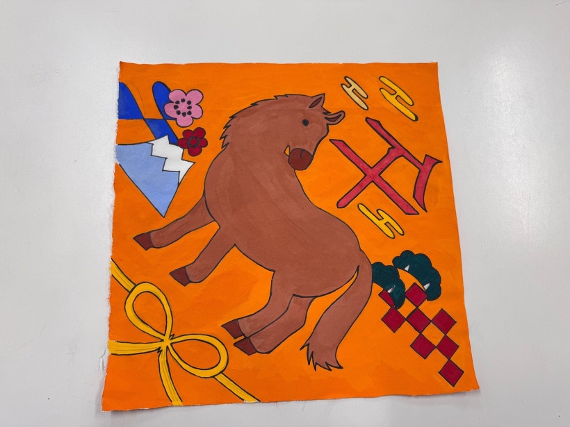 和紙に午の絵が描いている