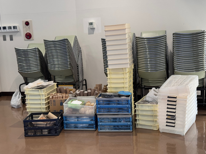 荷物を固めている