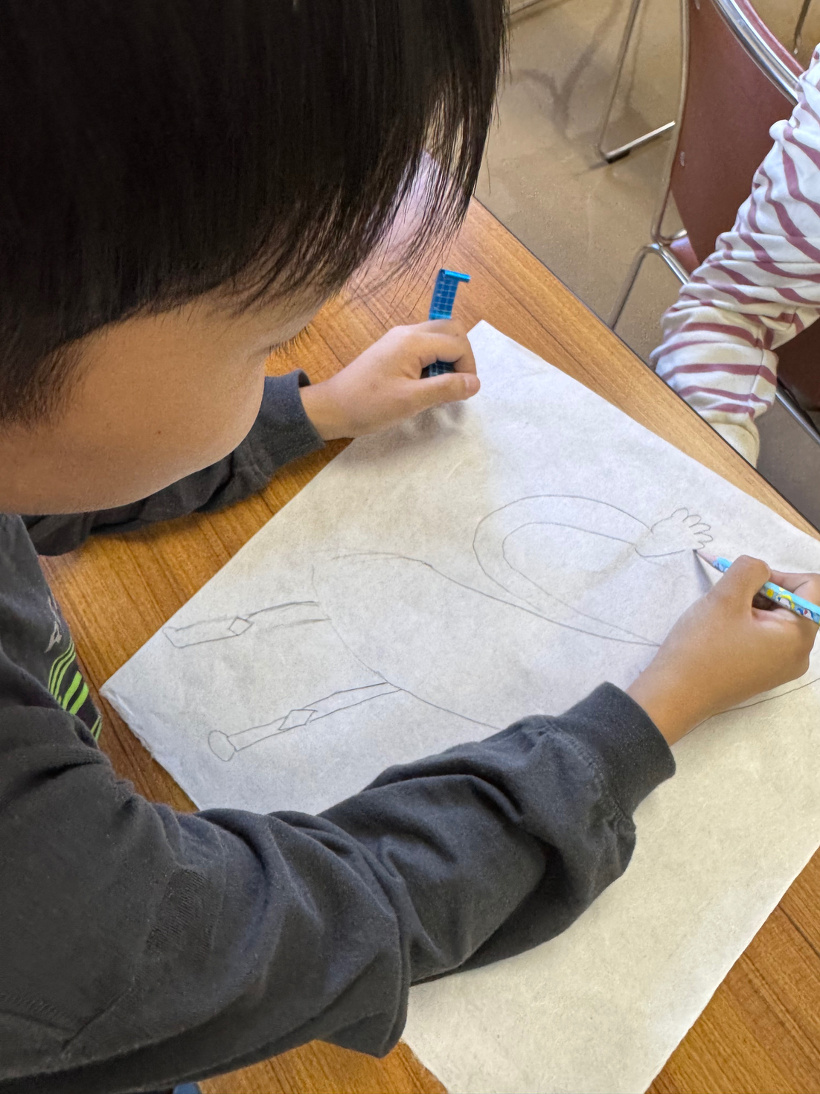 ワシに鉛筆で絵を描いている