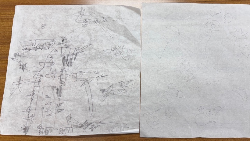 ワシに鉛筆で絵が描かれて並んでいる