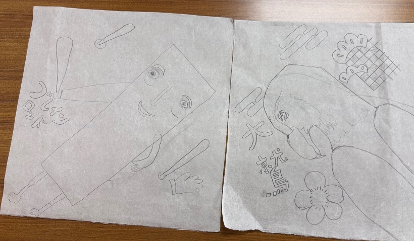 ワシに鉛筆で絵が描かれて並んでいる