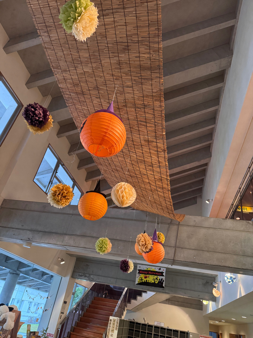 かぼちゃやポンポンをつるしてある