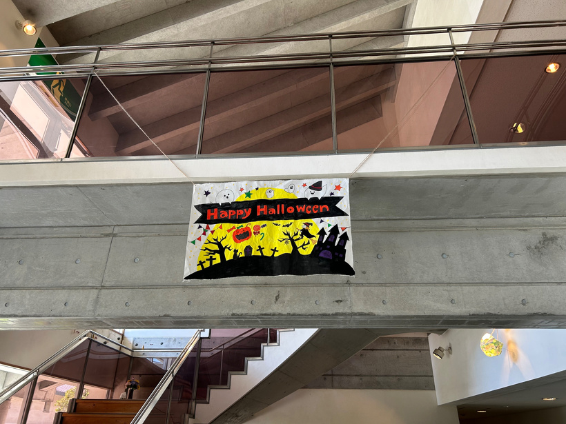 和紙のポスターを2階の手すりから吊り下げた様子