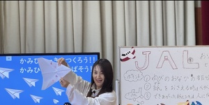 折り紙の説明をしている