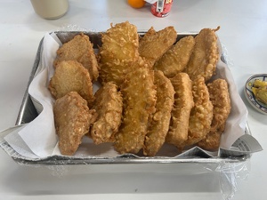 手の平サイズの芋天がバットに並べられている様子