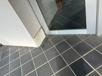 タイルの上についた動物の足跡