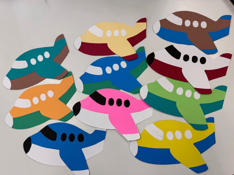 カラフルな紙でできた飛行機が並んでいる