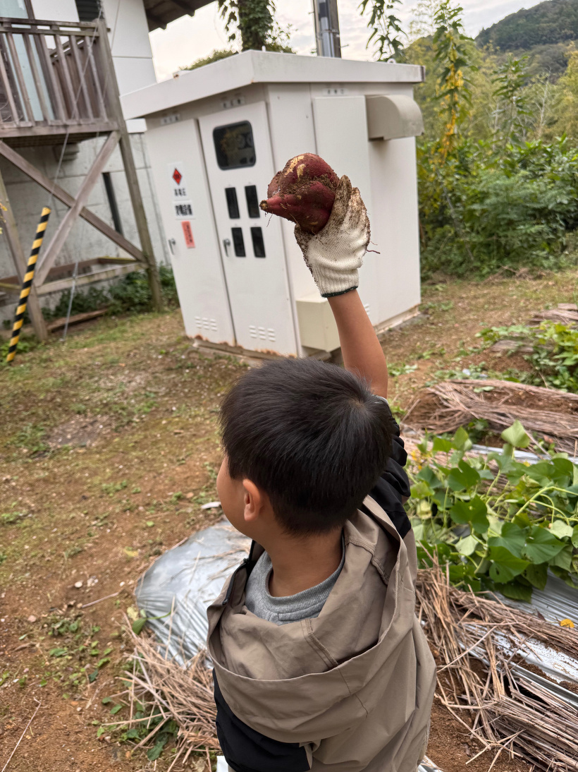 お芋を手高くあげている