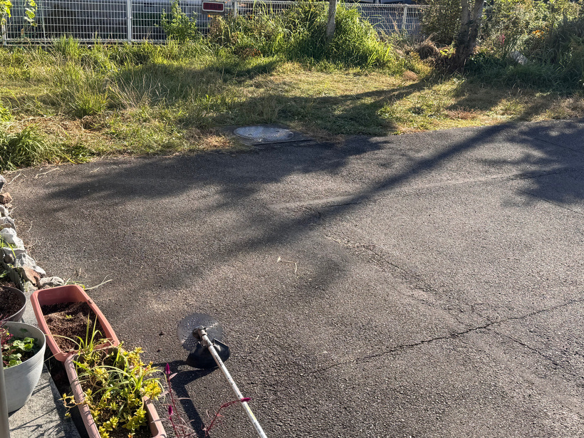 草が生えた小さい駐車場