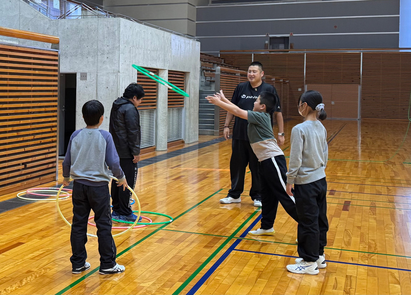 人間輪投げしている