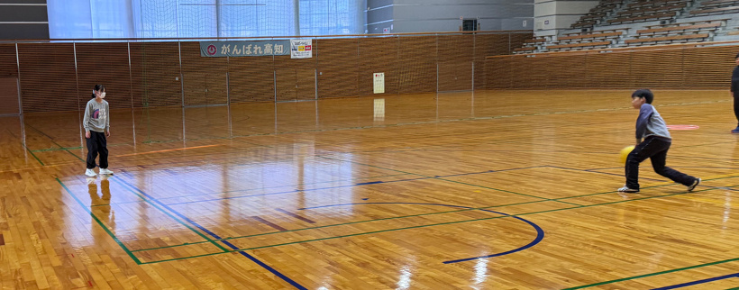 キックベースをしている