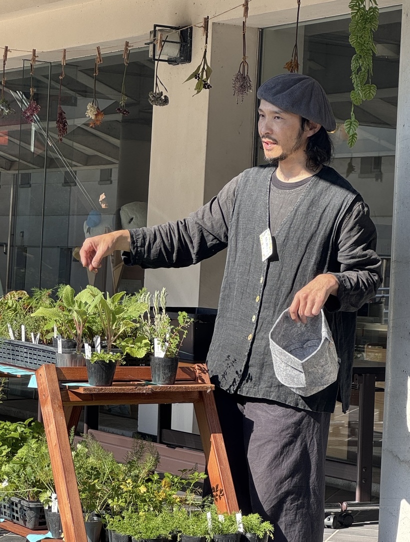 先生がハーブの説明をしている