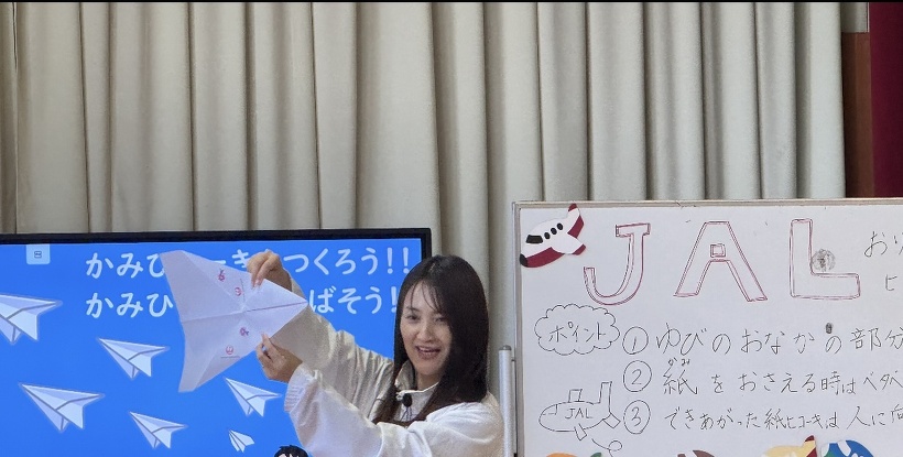 折り紙の説明をしている