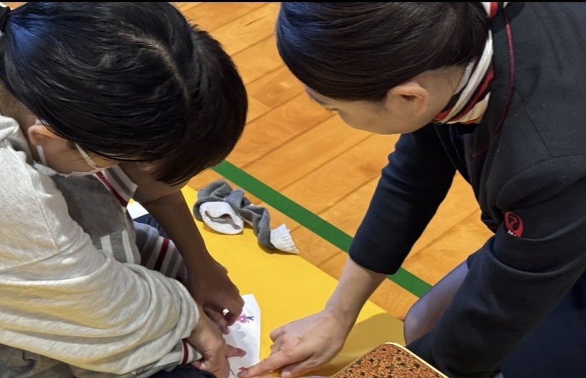 折り紙を3人で助け合いながら折っている