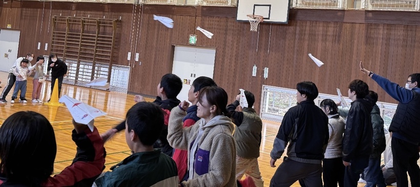 みんなで紙ヒコーキを飛ばしている