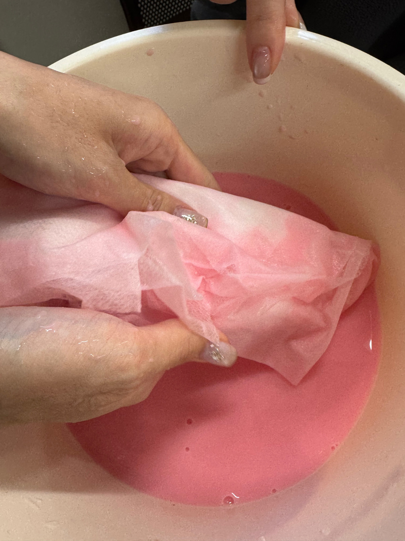 不織布を色水につけている