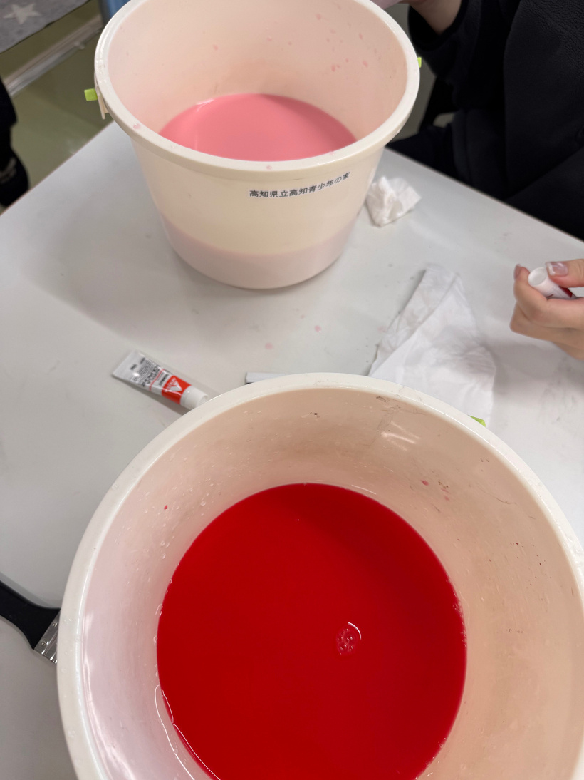 ピンクと赤の色水