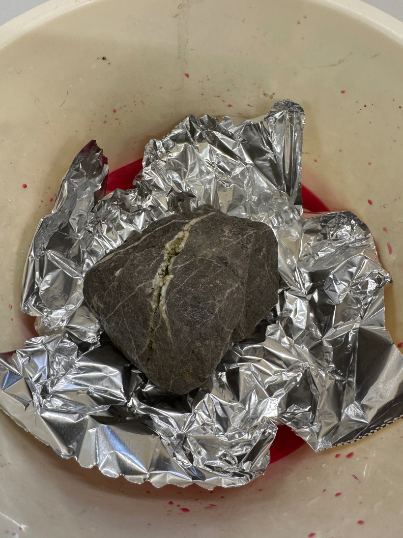 石を乗せて色をつけている