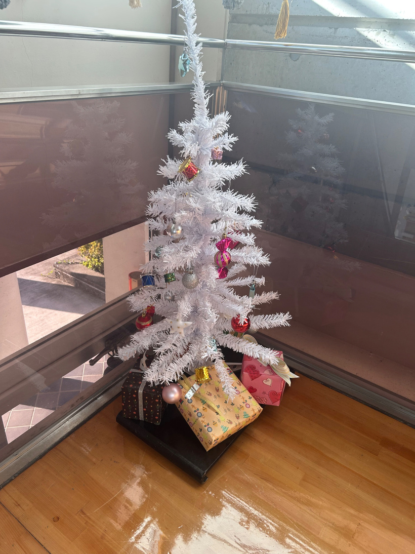 階段の途中に置いた白いクリスマスツリー