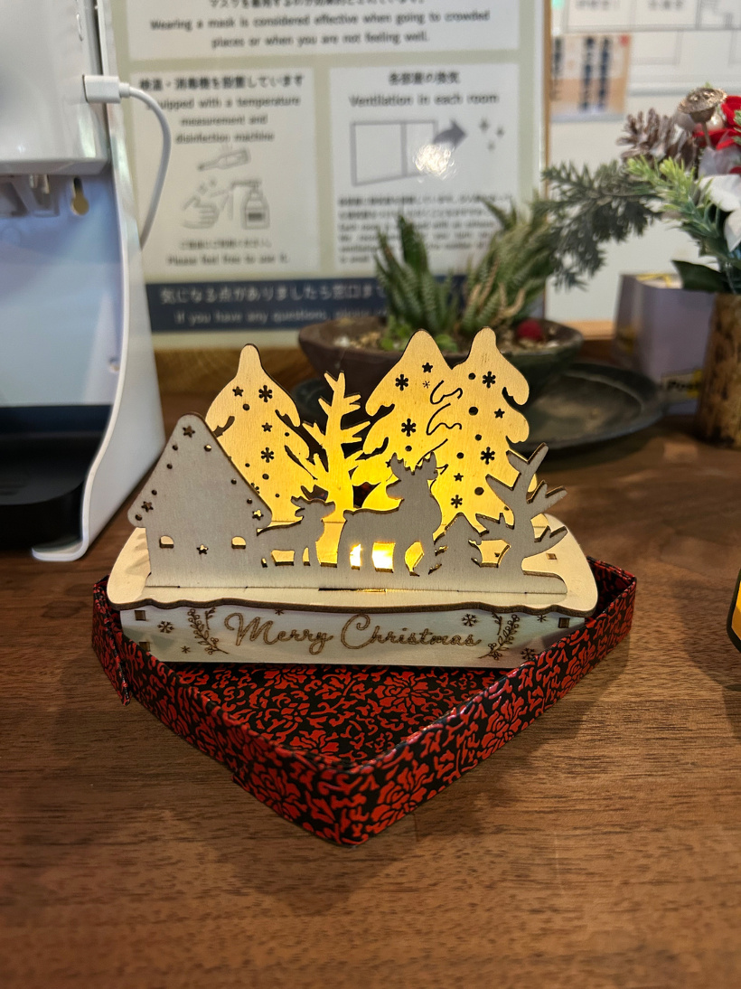 小さなライトが付いた木製のクリスマス飾り