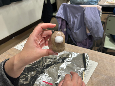 参加者の作成途中のキャンドル。馬の土台に耳と口が付いた状態