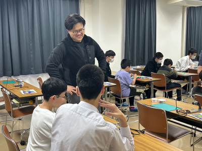 講師の氏原先生が教えている様子