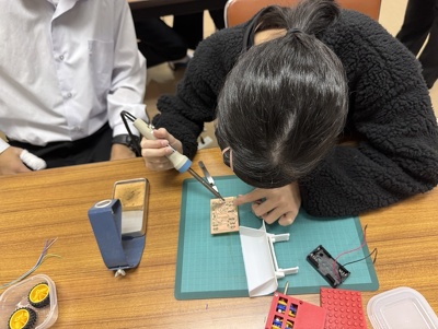 参加者の小学生がはんだづけをしている様子